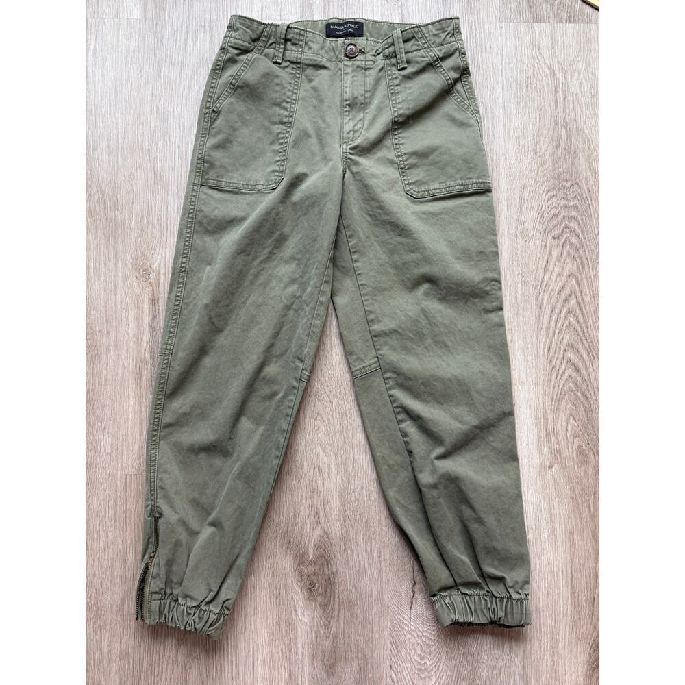 Banana Republic Olive Green Authentic Chino jogger style pant, Size 2, ankle zip